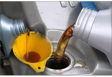 تفاوت روغن هیدرولیک زرد و قرمز: هر آنچه باید بدانید